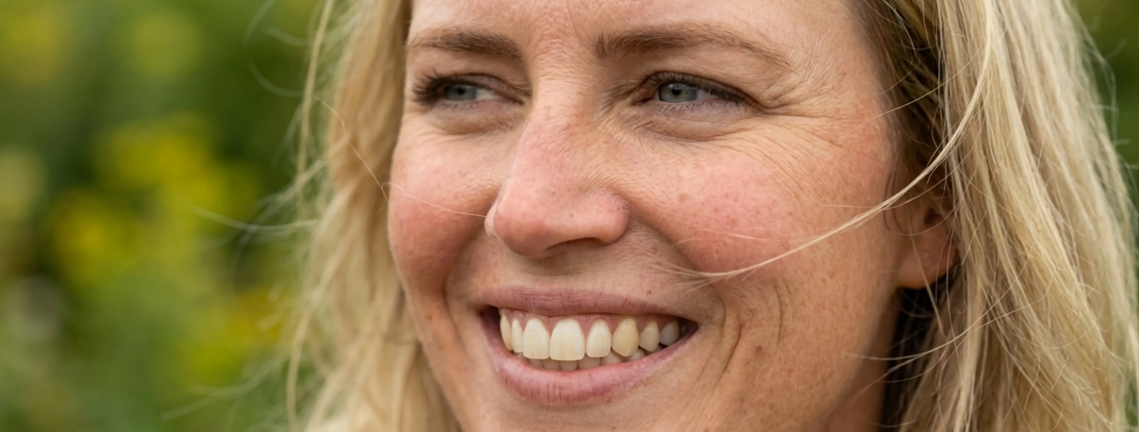 Victoria lächelt im Freien